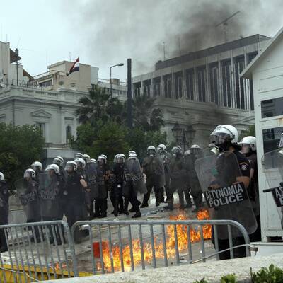Die Polizei setzt Tränengas ein