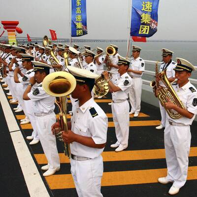 Längste Meeresbrücke der Welt eröffnet