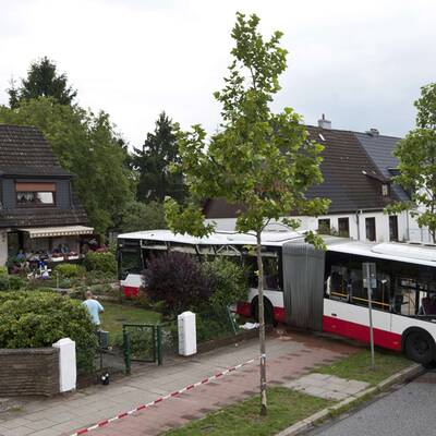 Horror-Crash in Hamburg: Feuerwehr kracht in Linienbus