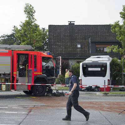 Horror-Crash in Hamburg: Feuerwehr kracht in Linienbus