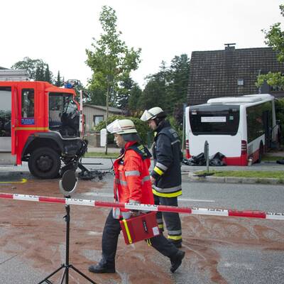 Horror-Crash in Hamburg: Feuerwehr kracht in Linienbus