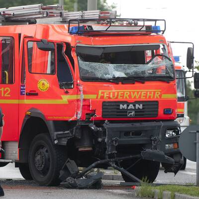 Horror-Crash in Hamburg: Feuerwehr kracht in Linienbus