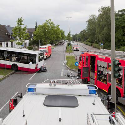 Horror-Crash in Hamburg: Feuerwehr kracht in Linienbus