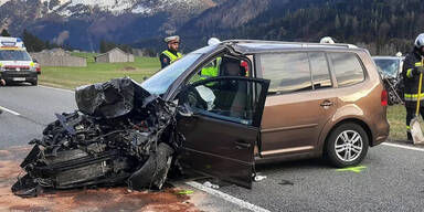 Zwei Schwerverletzte bei Frontal-Crash in Tirol