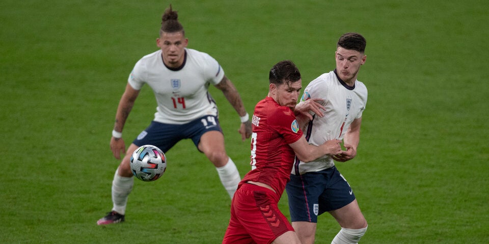 Englands Declan Rice im Zweikampf mit Dänemarks Emil Hojbjerg