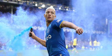 Premier-League-Star wirft Pyro zurück zu den Fans