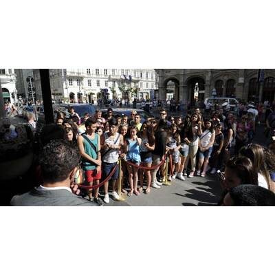 Rihanna-Fans vor dem Hotel Sacher 