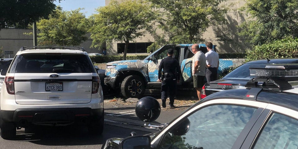 Rivian-Prototyp rammt S-Klasse und Explorer