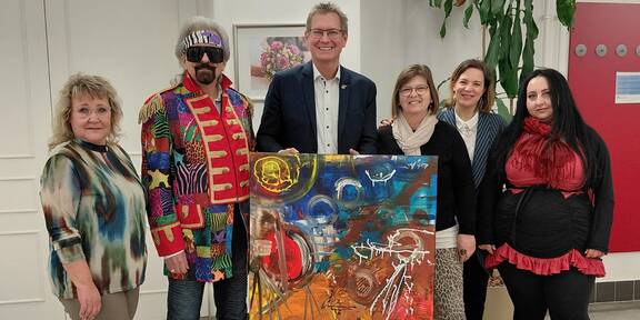 Neues Kunstwerk macht Floridsdorfer Amtshaus bunter