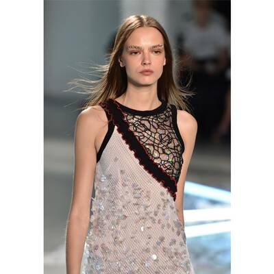 Helle und glossy Augenbrauen bei Alexander Wang, New York Fashion Week Frühjahr / Sommer