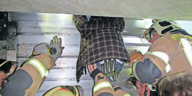 7-J&auml;hriger hing in Rolltor fest