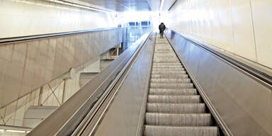 93-J&auml;hrige st&uuml;rzt am Geburtstag auf Rolltreppe zu Tode