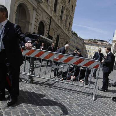 Carabieneri vor Präsidentenpalast angeschossen