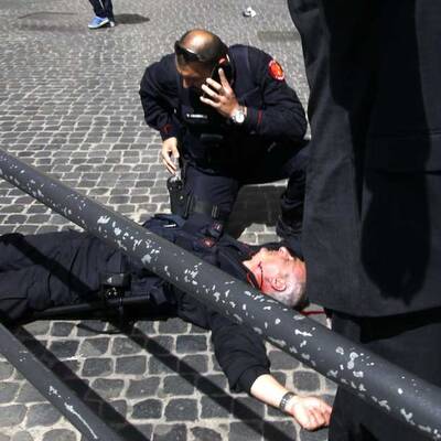 Carabieneri vor Präsidentenpalast angeschossen