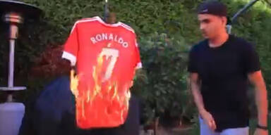 United-Fan zündet Ronaldo-Trikot an