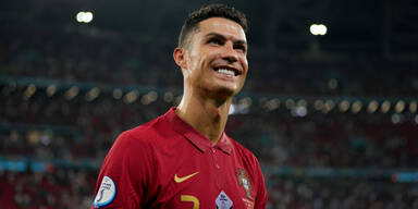 Portugal-Supestar Cristiano Ronaldo l&auml;chelt