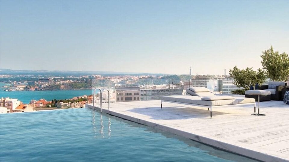 Eine Terrasse mit Pool über den Dächern der Rua Castilho bietet einen Ausblick auf Lissabons Luxus-Viertel