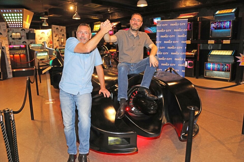 Familie Seunig (v.l.n.r.): Ronnie und Roger Seunig, Eigentümer der Family City, sorgen auch 2026 mit ihrem Shopping- und Entertainmentparadies für ein abwechslungsreiches Erlebnis für Groß und Klein, das Einkaufen, Gastronomie und Freizeitspaß unter einem Dach vereint. 