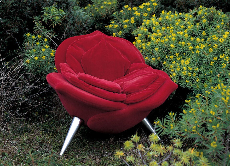 Rose Chair von Edra ist ein Stück Haute Couture. Die bequemen Blütenblätter werden einzeln von Hand realisiert.