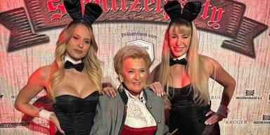 Rosi Schipflinger und Playmates.