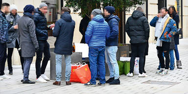 Wiener stehen in Gruppen in der Innenstadt trotz Corona