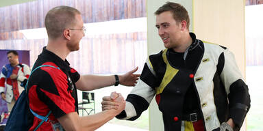 &Ouml;sterreichische Sportsch&uuml;tzen Bernhard Pickl und Gernot Rumpler beim Handshake