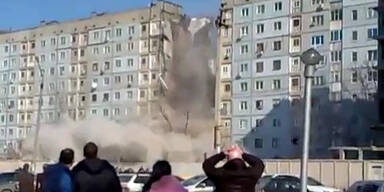 Neunst&ouml;ckiges Haus kracht zusammen