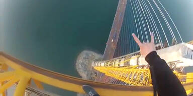 Jugendliche klettern frei auf 320m hohen Kran