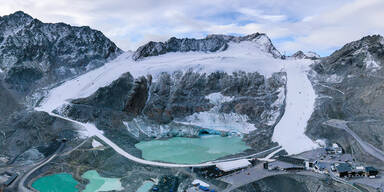 Schneekontrolle vor dem Weltcuprennen am Rettenbachferner in Sölden