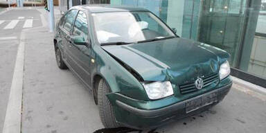 Auto prallte nach Unfall gegen Glaswand