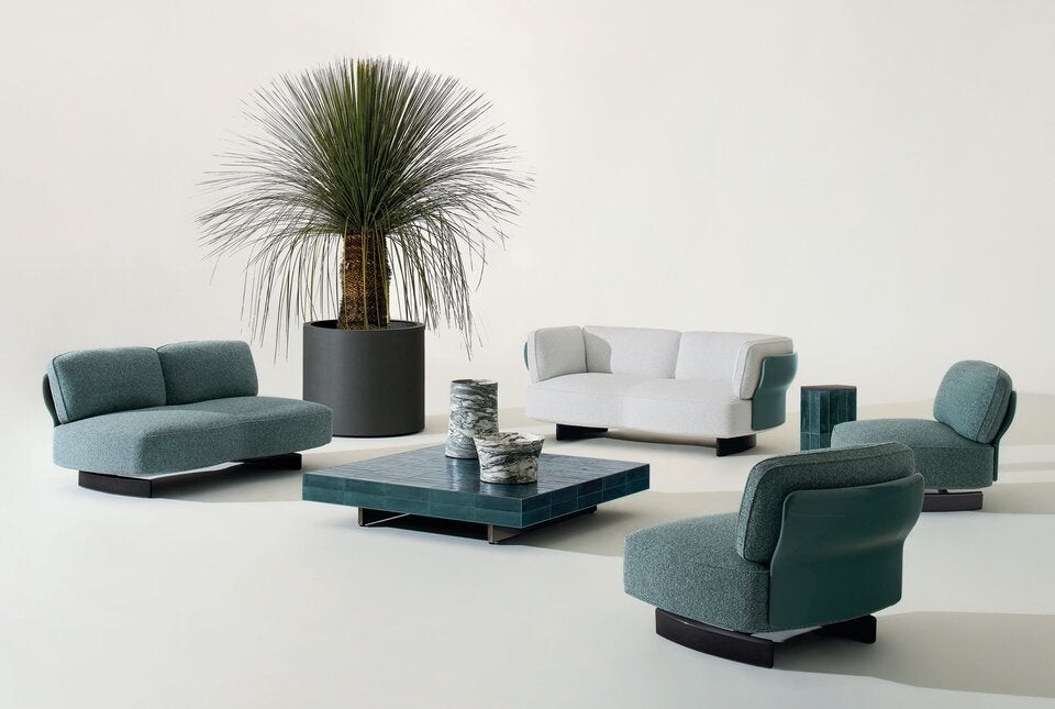 Zeitlos: Nendos Sessel Saki bringt die Stilelemente des Innenbereichs mit seiner raffinierten Ästhetik nach draußen. minotti.com 