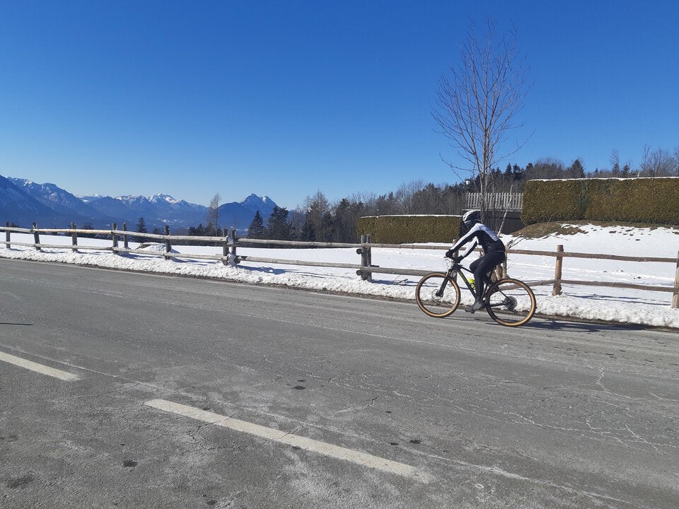 Salzburg. Radfahren entlang der Salzach und auf Bahntrassen, abseits des Verkehrs.