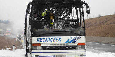 Schulbus  komplett  ausgebrannt