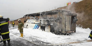 Schulbus  komplett  ausgebrannt
