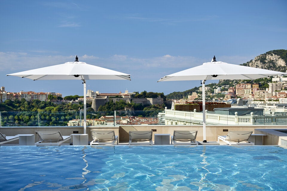 Das legendäre Hotel im Stil der Belle Èpoque war unter anderem Schauplatz von zwei James-Bond-Filmen. Nicht nur wegen seiner erstklas­sigen Lage ist das Hotel de Paris die ­beliebteste Adressen der Stadt.