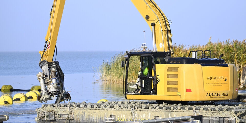 Bagger saugen Schlamm aus Häfen am Neusiedler See