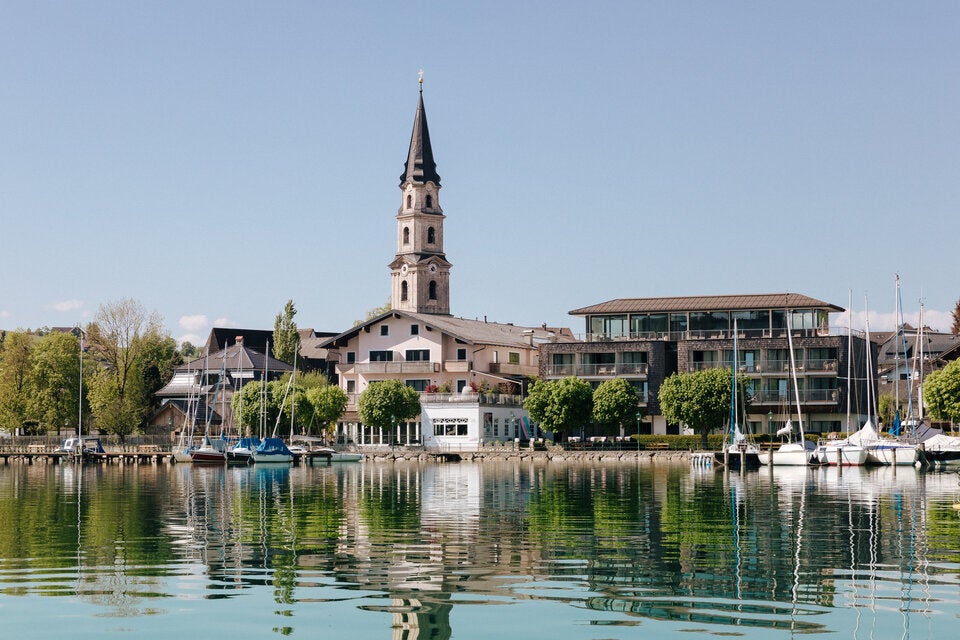 Rooftop-Wellness. Seeside Hotel Seewirt Mattsee lädt zum Schwimmen im Hallenbad bei Kerzenschein ein.