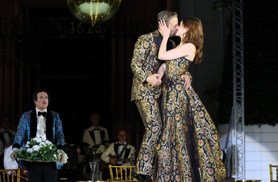 Philipp Hochmair und Deleila Piasko als Jedermann und Buhlschaft beim innigen Kuss. 