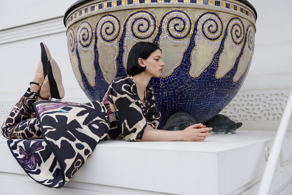 Popeline-Kleid mit betonten Ärmeln, 399 Euro. Leggings, 109 Euro.  