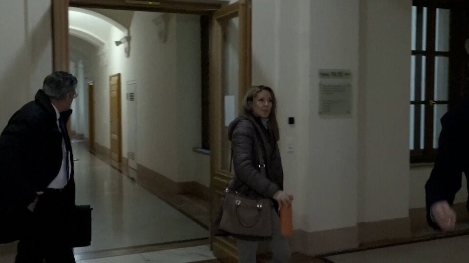 Simone Lugner und ihr Anwalt auf dem Weg nach draußen.