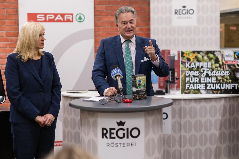 Artur Ernesto Darboven, Kaffeehandelshaus Darboven in Hamburg, freut sich, dass eine Supermarktkette direkt im Ursprungsland investiert, damit Bauernfamilien und Arbeiter auf Farmen angemessen Preise für ihre Produkte bekommen.