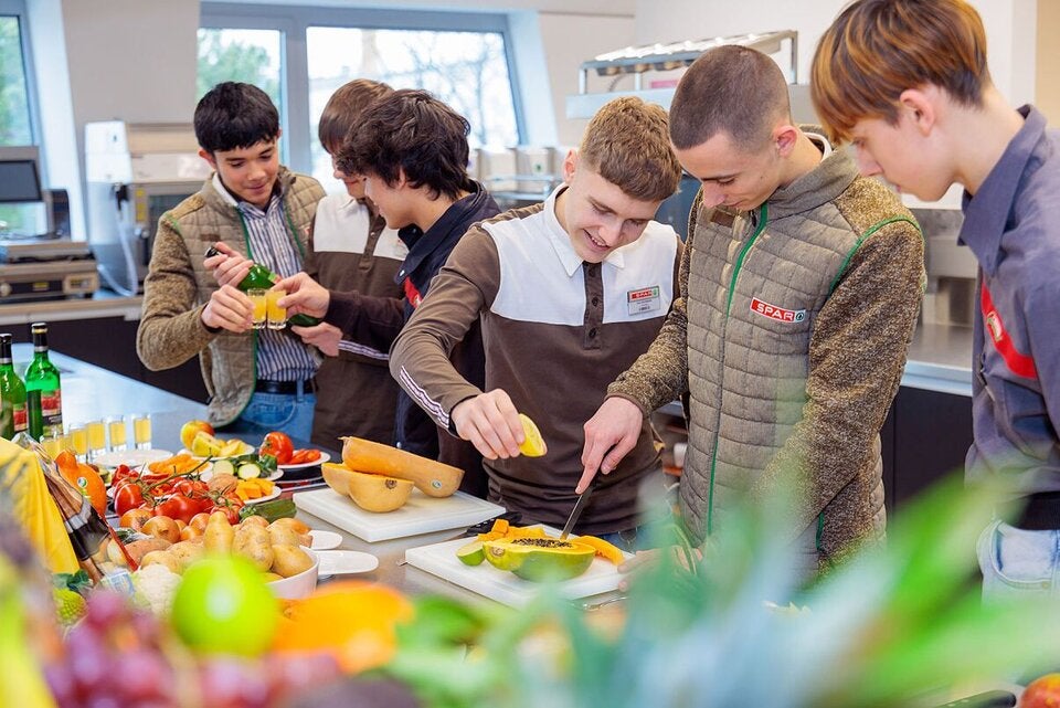 Beim Exotenseminar kosteten sich die Lehrlinge durch viele Früchte.