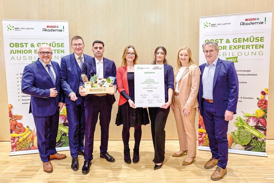 v. l. n. r. Robert Renz, Leiter SPAR-Akademie Wien, SPAR-Geschäftsführer Alois Huber, Katrin Hohensinner-Häupl und Manfred Hohensinner Geschäftsführung der Frutura Obst & Gemüse Kompetenzzentrum GmbH gratulieren Mohamad Hamo, Sophie Höflinger und Gulnaz Ali (alle 1. Lehrjahr) zum bestandenen Zertifikat.