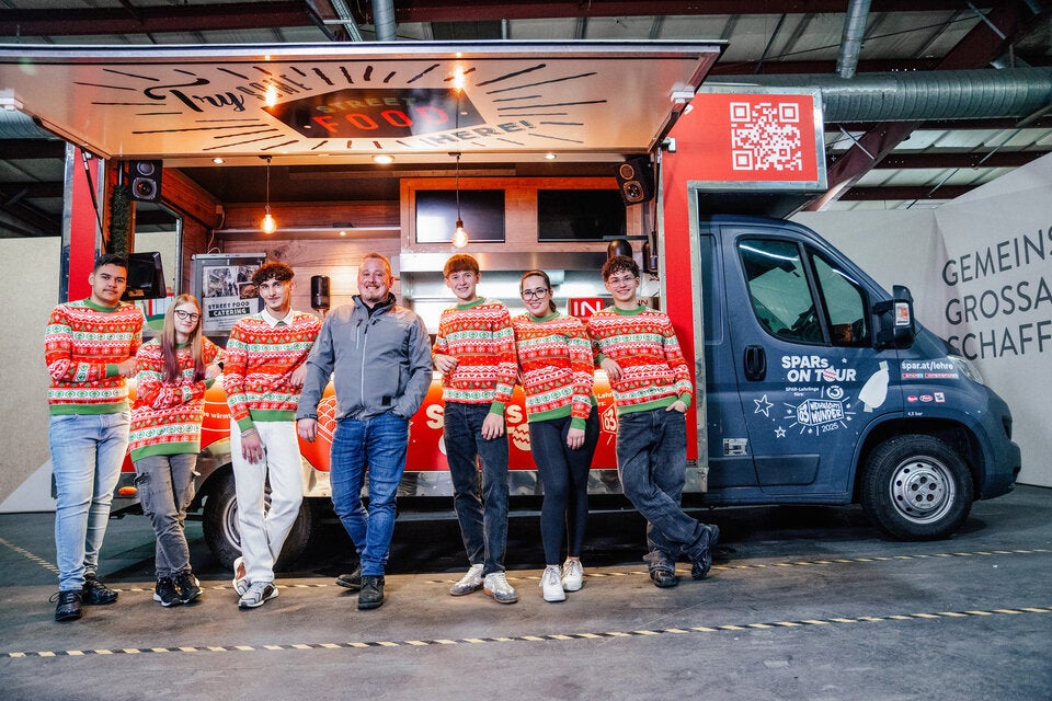 Der INTERSPAR-Foodtruck, von SPAR-Lehrlingen weihnachtlich geschmückt und gestaltet, geht im Rahmen von SPARs on Tour auf Österreich-Tour. Zwischen 1. und 23. Dezember besuchen die Lehrlinge alle neun Bundesländer.