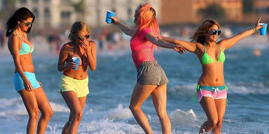 Killerkommando in Neon-Bikinis