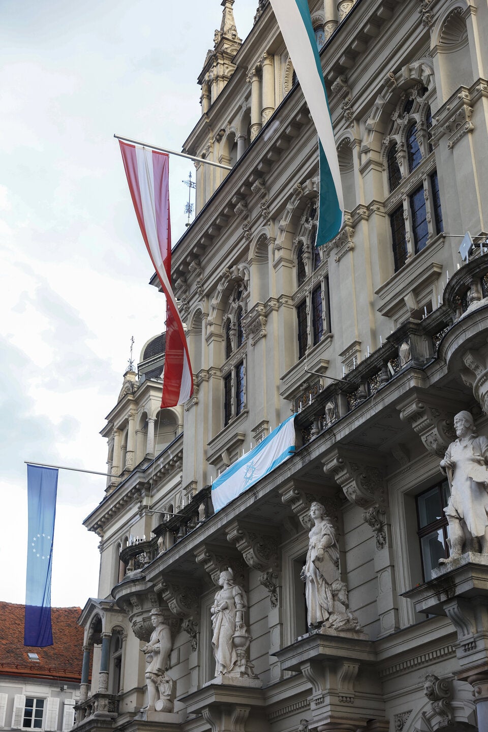 Am Grazer Rathaus hängt zum Zeichen der Solidarität eine israelische Flagge