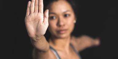 Abwehr Frau - ADV - Selbstverteidigung CH - Halt - Symbolbild