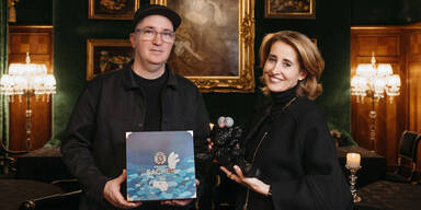 K&uuml;nstler KAWS mit Alexandra Winkler