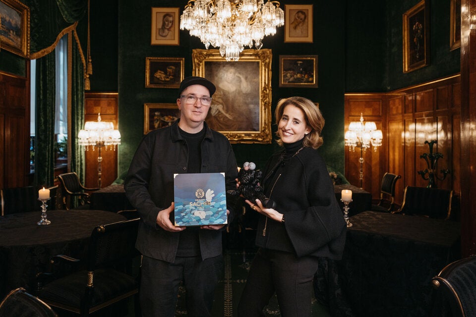 Künstler KAWS mit Alexandra Winkler