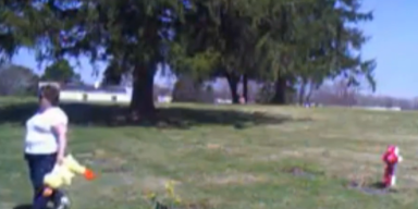 Geht&acute;s noch fieser? Frau stiehlt Stofftier von Kindergrab...